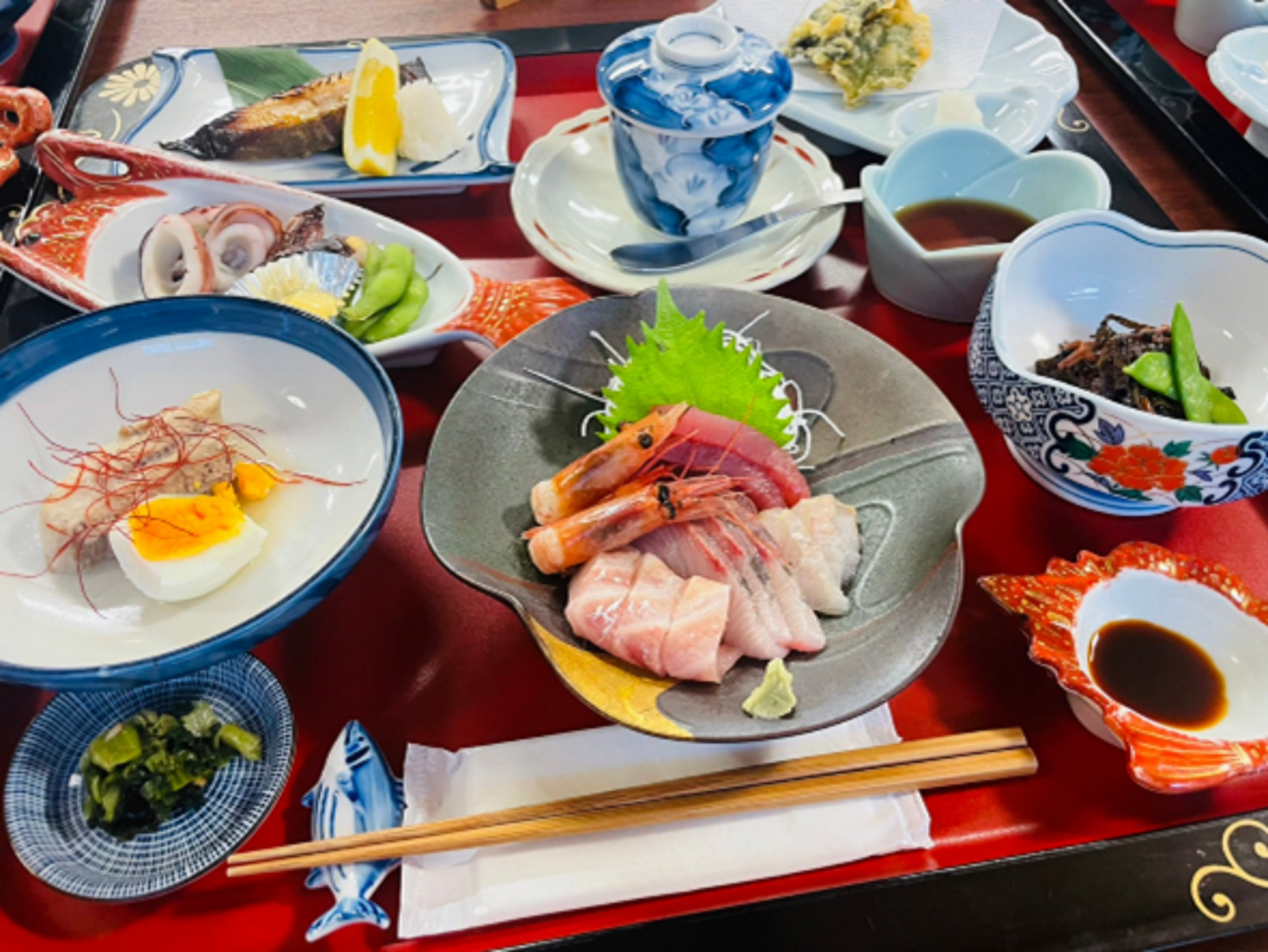 沢口旅館の食事。お刺身や焼き魚、アオサの茶碗蒸しや海藻の炒め煮